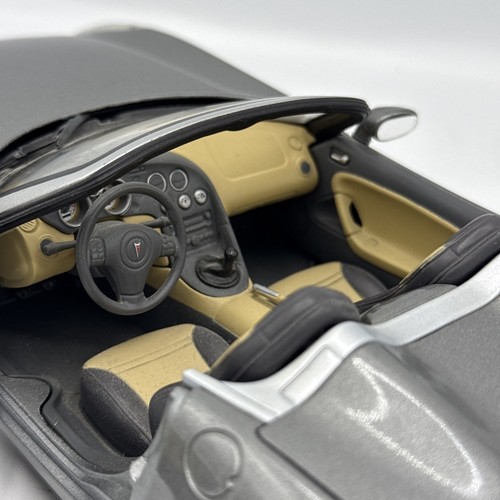Diecast Road Signature Deluxe 2006 Pontiac Solstice – 1/18 Scale – Grey Color - Picture 8 of 11
