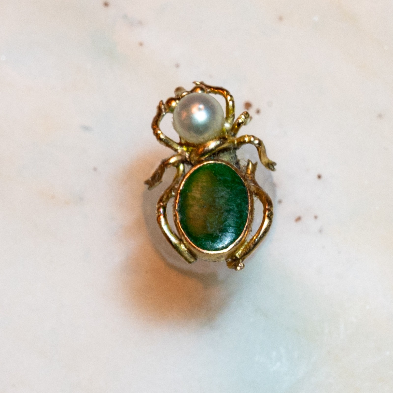 Prendedor de escarabajo verde de oro amarillo de 14 quilates con perla y jade alrededor de 1960*