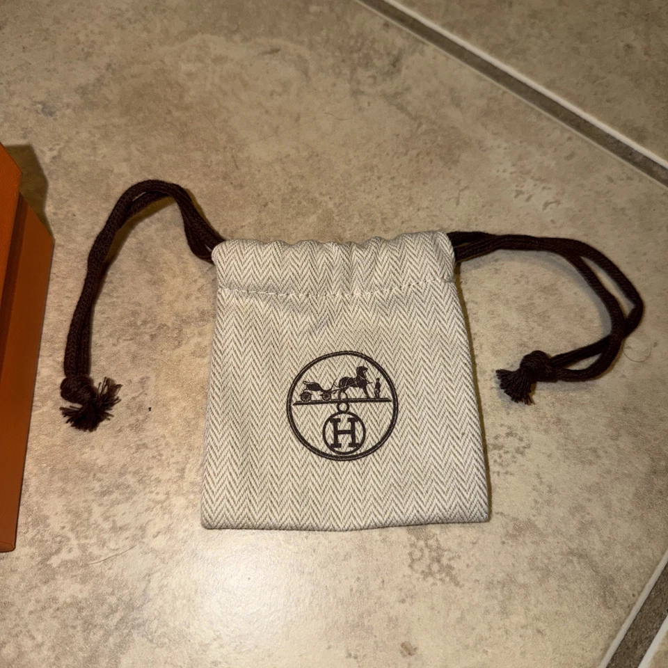 Auténtica caja Hermes 4,25x4,25x2,5 y una pequeña bolsa antipolvo 3x4 Foto 2 de 4