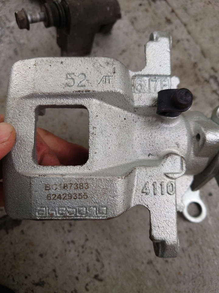 Corpo da pinça de freio traseira esquerda para Mitsubishi Outlander 2013-2018 fabricante de equipamento original: 4605B842 - Imagem 2 de 3