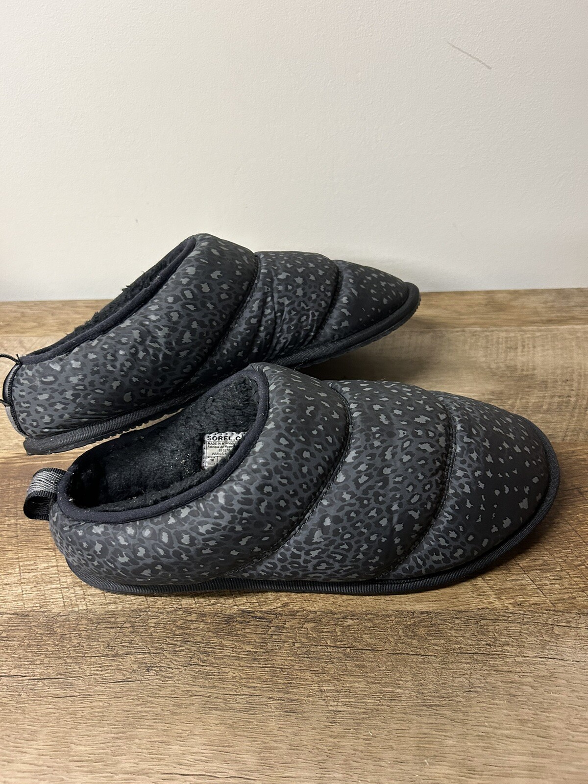 SAOLA Pantofole Sorel Go Bodega Run taglia 10 da donna nere indossate solo una volta