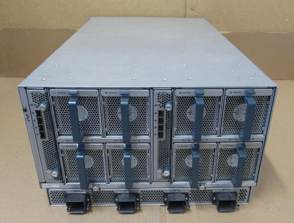 Chasis de servidor blade Cisco UCS 5108 4x PSU 2x extensor de tela UCS-IOM-2204XP Foto 2 de 3