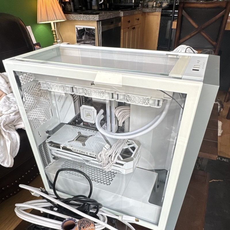 Corsair iCUE 5000X RGB White Tempered Glass ATX Mid Tower Case USB-C Audio