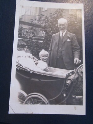 Postkarte - Mann & Baby im Kinderwagen - David James 10 Monate .. Minnies & Ewartrs gd 1906
