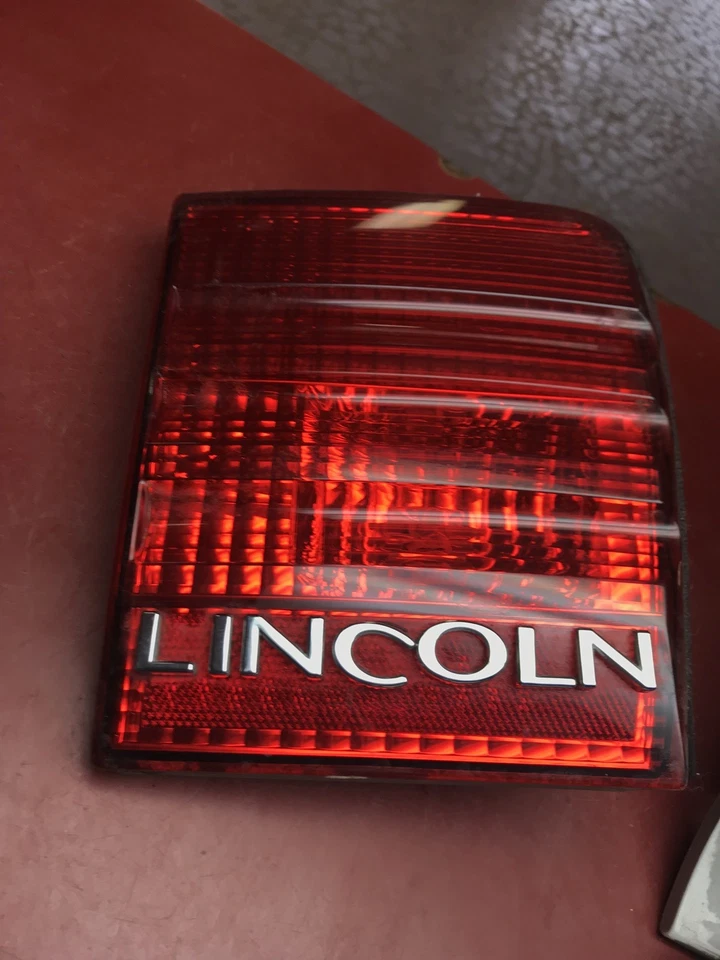 00-02 Lincoln LS Left LH Driver Inner Tail Light Trunk Lamp Lincoln Emblem  - Imagem 4 de 4