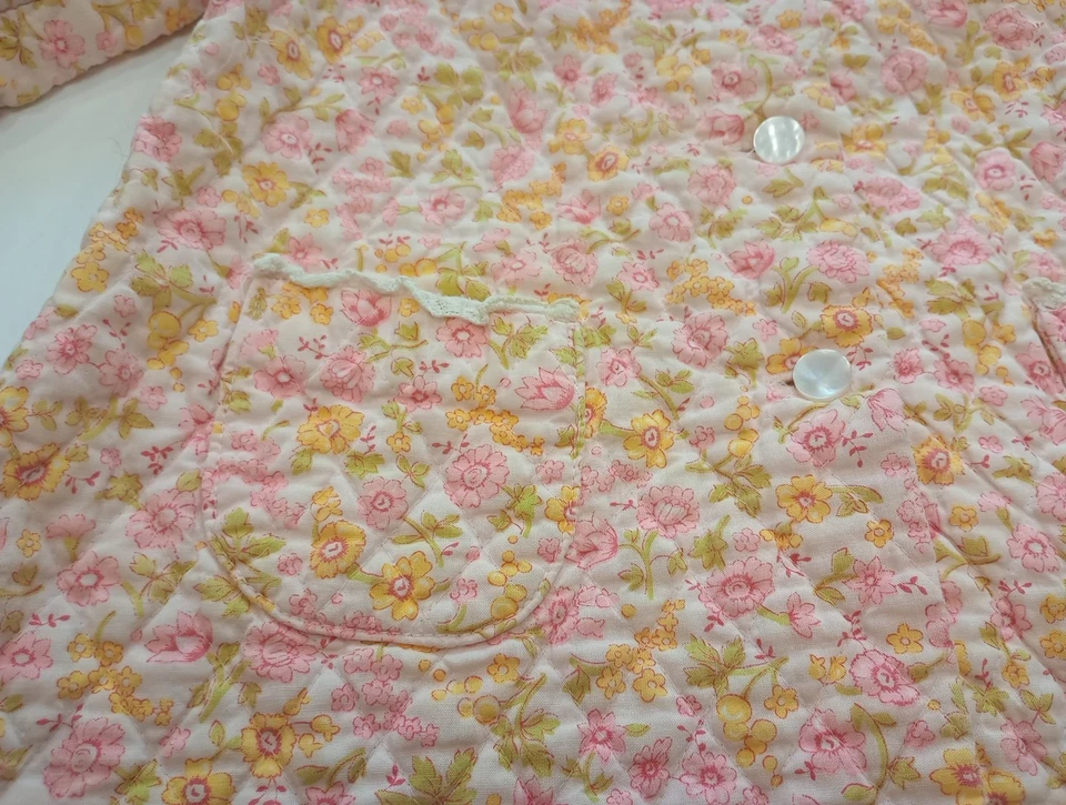 Bata Acolchada De Colección Años 60 Niñas Talla 5 Rosa Calicó Floral Manga Larga Botón Cosida a Mano Foto 3 de 4