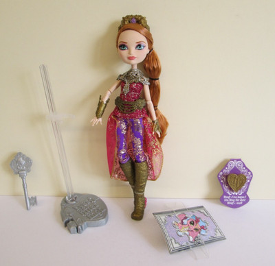 Ever After High Dragon Games Holly O'Hair Puppe. Inklusive Ständer und Zubehör.