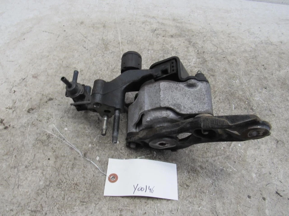 2009 Toyota Prius right passenger engine motor mount insulator support bracket Foto 3 de 4