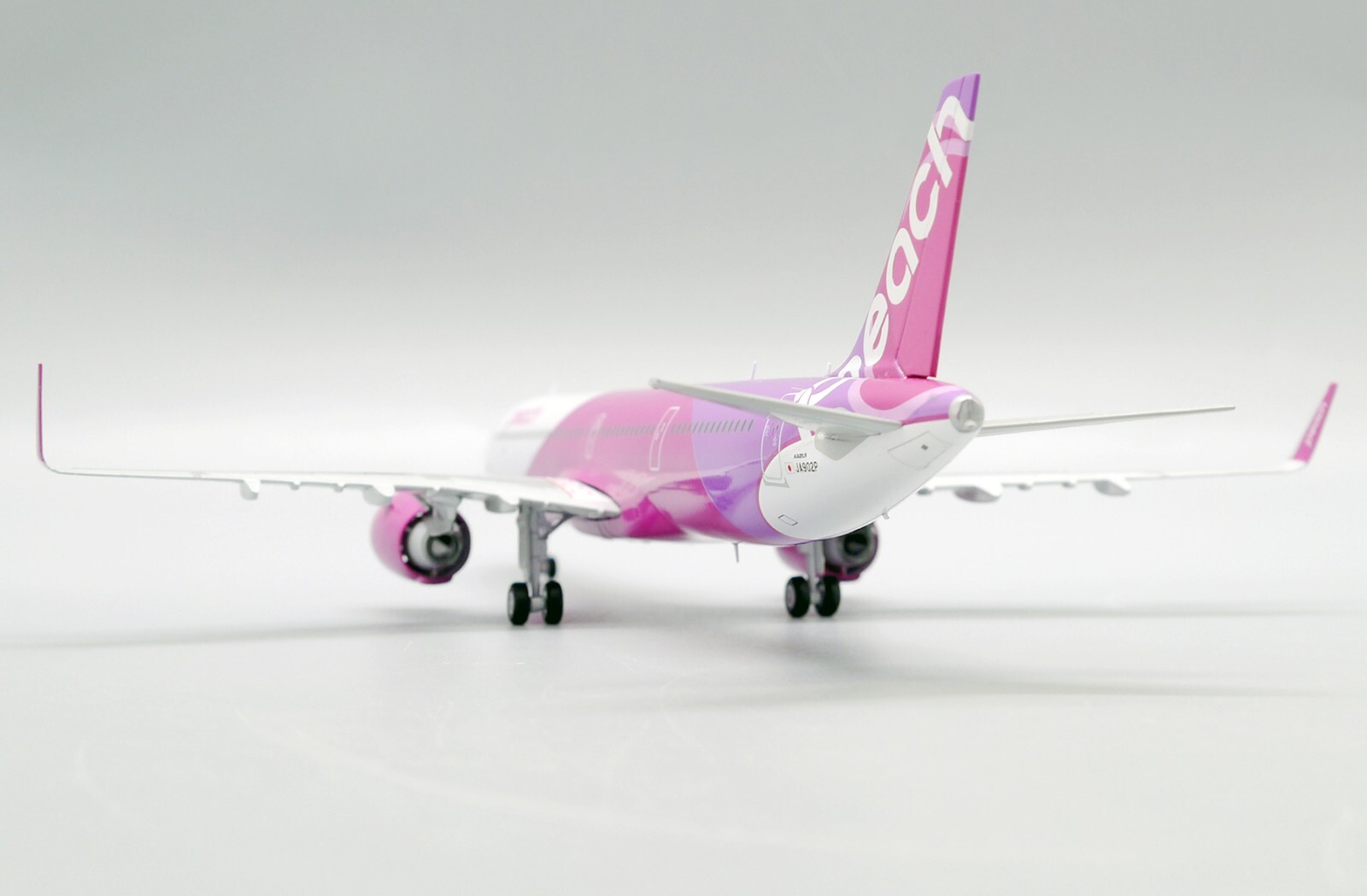 Peach A321neo Reg: JA902P Scale 1:200 Diecast model EW Wings