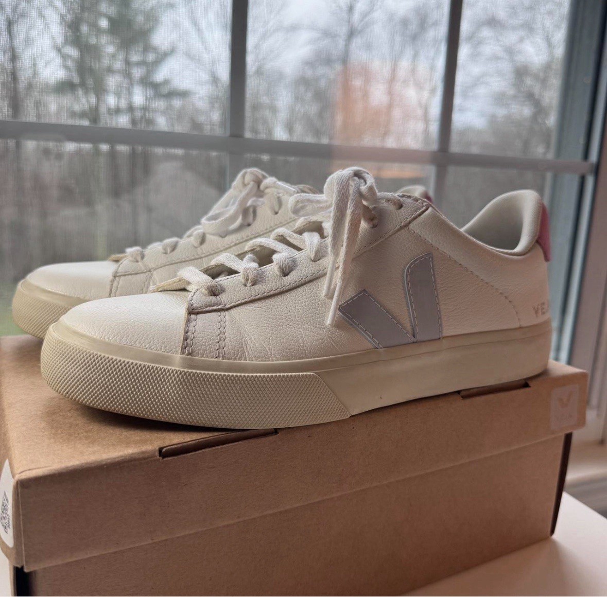 Vejas-mens 8.5- leather ice white guimauve-worn once-retail $175