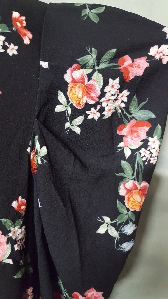 City Chic Black Shirt Floral Key Hole Sexy Puff Sleeve Size 16   46" Bust - Image 3 of 4