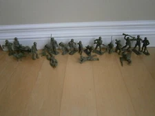 VTG Tim-Mee Toy Soldier Lot of 21.  Entire medical unit and no duplicate poses.