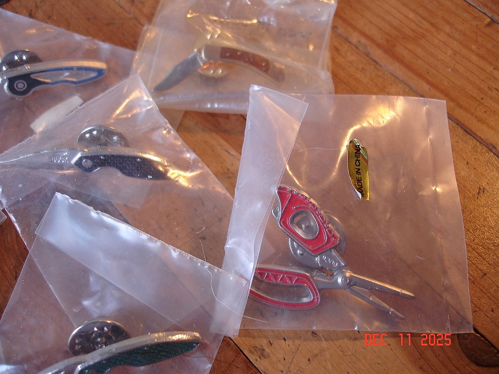 NEW BUCK KNIFE GOODIES 2 CHRISTMAS TREE ORNAMENTS 8 HAT PINS 3 PATCHES