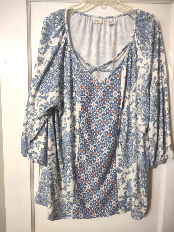 Westbound Women's Long Sleeve Top Plus Size 2X Blue White Floral V Neck Stretch