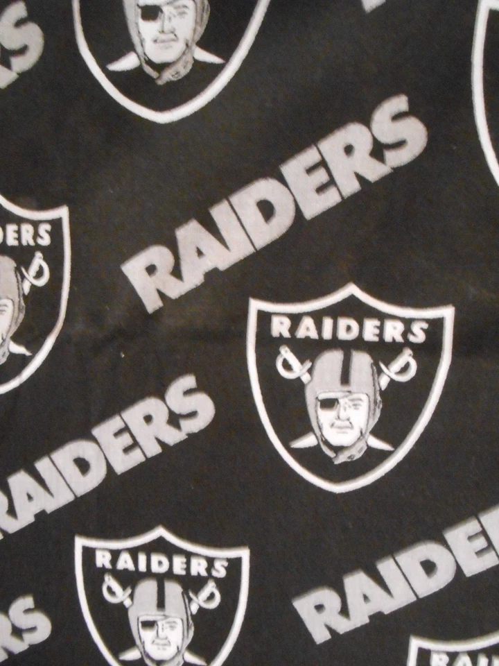 TELA CON LICENCIA RAIDERS NUEVA CON DERECHOS DE AUTOR 1994 ANCHO 58"/LARGO UNA YARDA +19" Foto 3 de 4