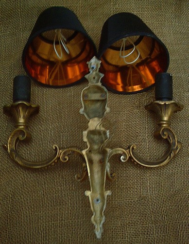 alte WANDLAMPE ZWEIFLAMMIG MESSING BRONZE mit SCHIRMCHEN - Picture 7 of 8