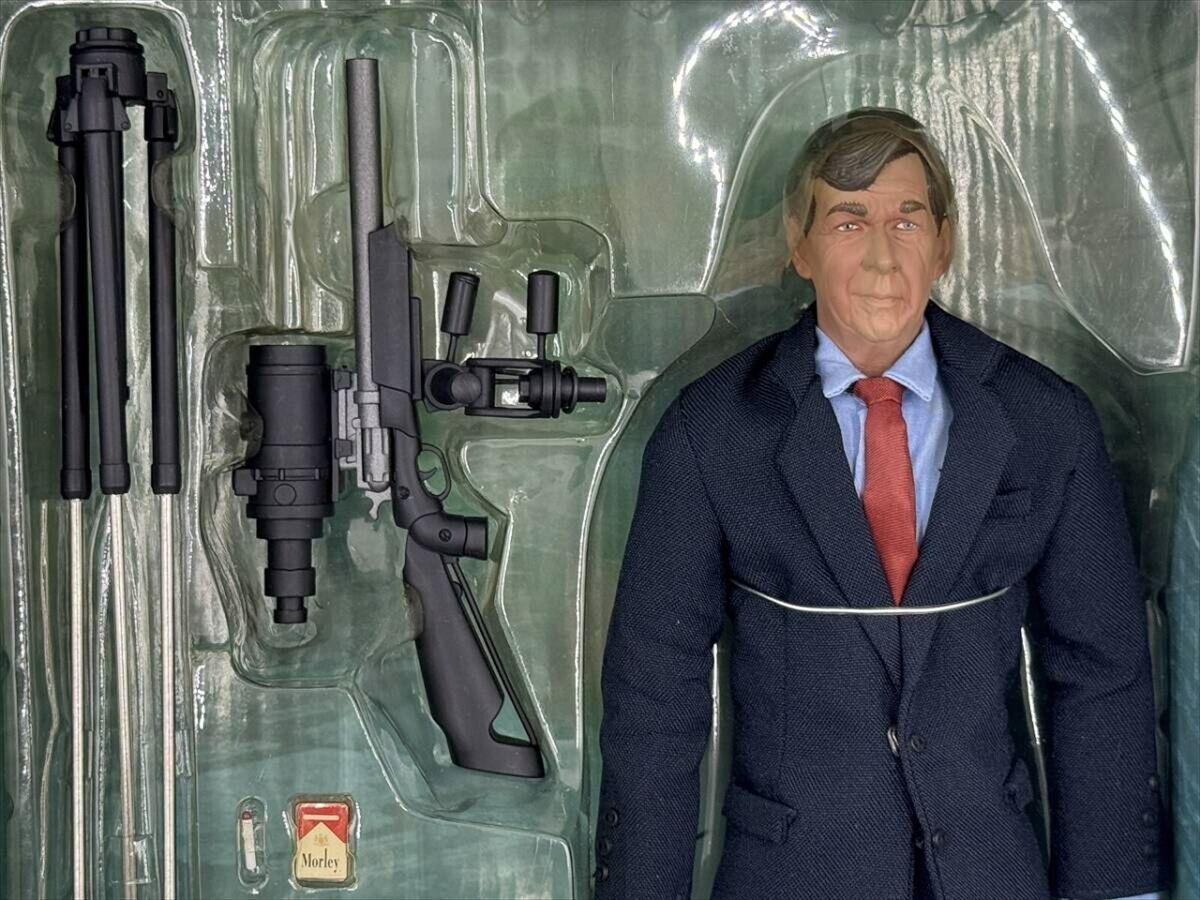 Sideshow X-Files C.G.B. Spender Cigarette Smoking Man 1/6 Sideshow X-Files C.G.B. Spender Cigarette Smoking Man 1/6