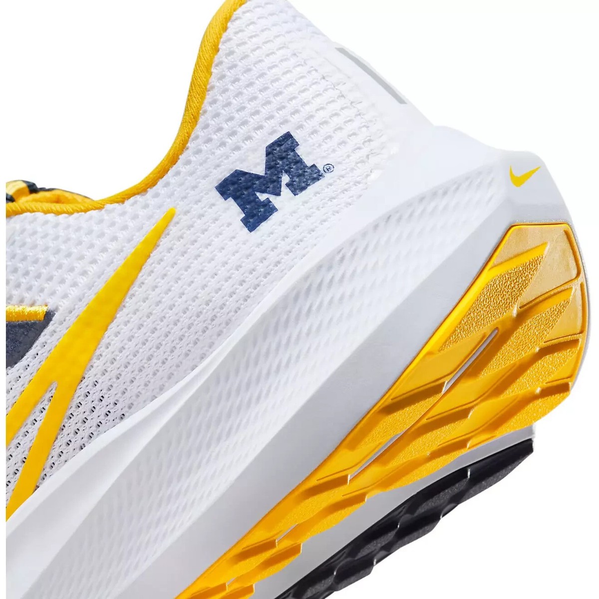Nike Air Zoom Pegasus 40 Men Size 11.5 Michigan Wolverines Shoes DZ6001-100 Nike Zoom Pegasus 40 Michigan Wolverines Shoes Size 9 DZ6001  main image 3