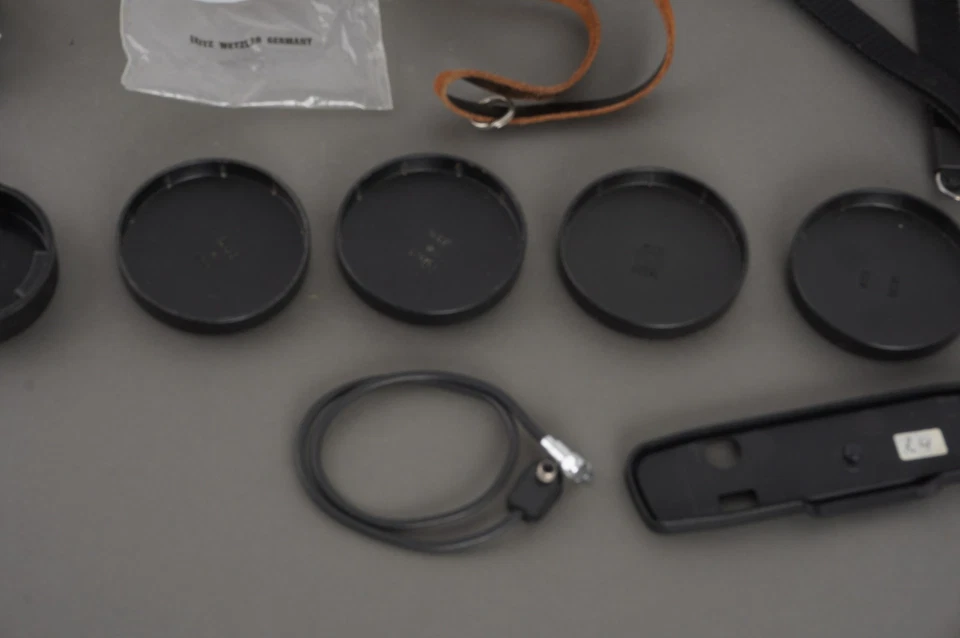 Lote de artículos Leica / Leitz, tapas, correas, estuche, buscador, etc. Foto 3 de 4