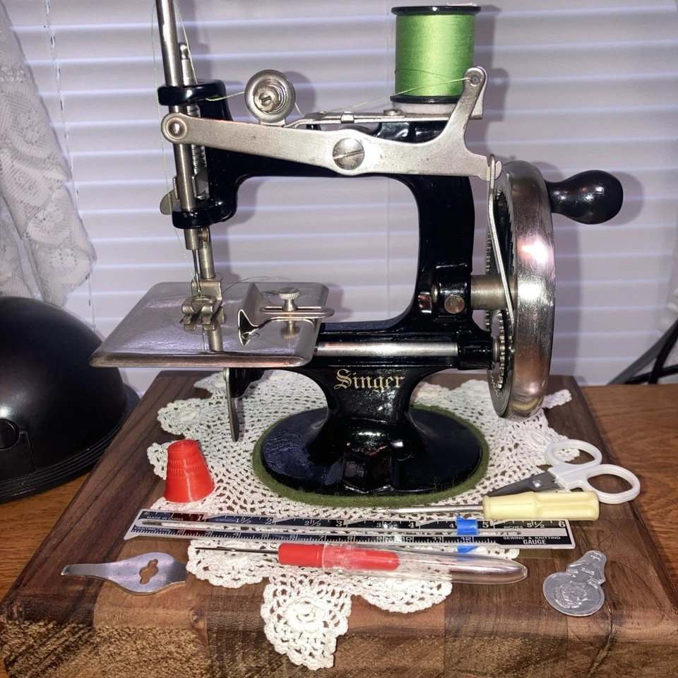 Guión RARO CANTANTE 20? Máquina antigua miniatura tiene calcomanías de guión juguete para niños Foto 2 de 4