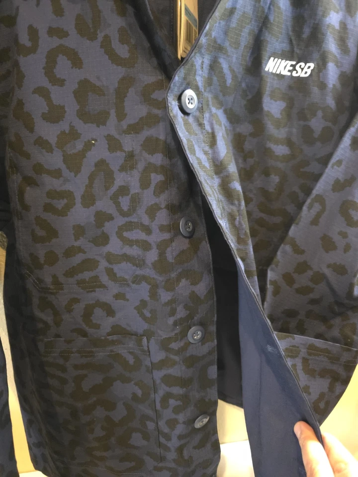 Abrigo Nike SB estampado integral para tareas de skate FN2591-410 talla mediana Foto 3 de 4