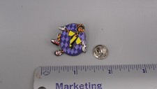 Vintage Toys R Us Geoffrey The Giraffe Jumping Purple 0 Employee Hat Lapel Pin