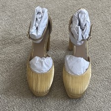 Jewel Badgley Mischka Gold platform block heels  Women  s 6.5  Box included 