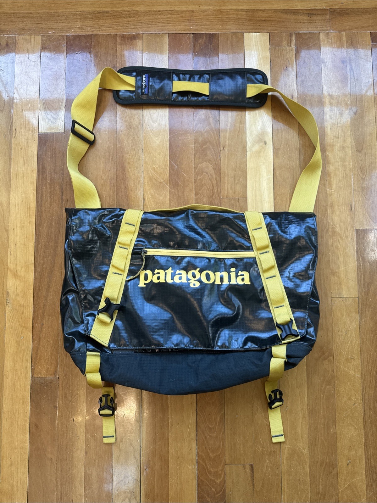 Patagonia Black Hole Messenger Bag Black/yellow Some Imperfections