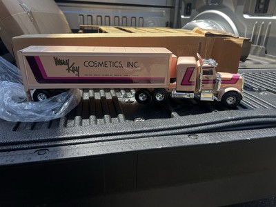 vintage NOS Ertl Mary Kay Cosmetics Peterbilt Semi Truck And