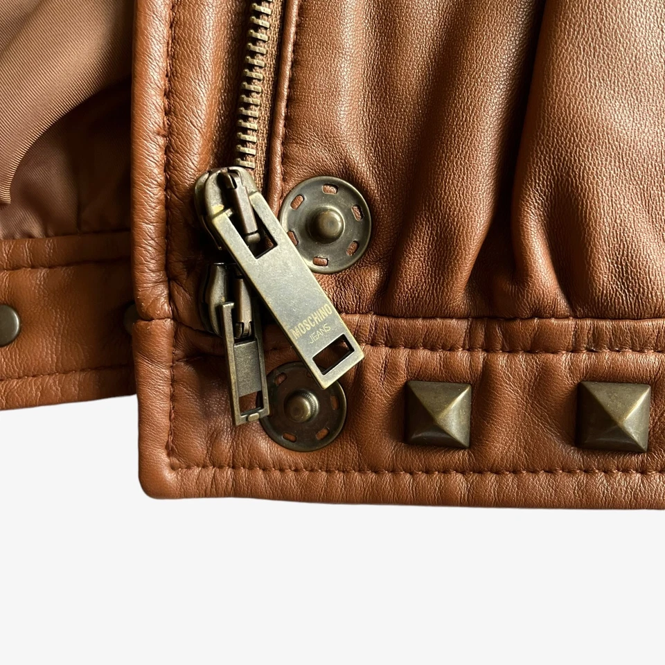 Chaqueta de motociclista de cuero marrón tachonado jeans Moschino vintage Y2K para mujer motocicleta Foto 3 de 4