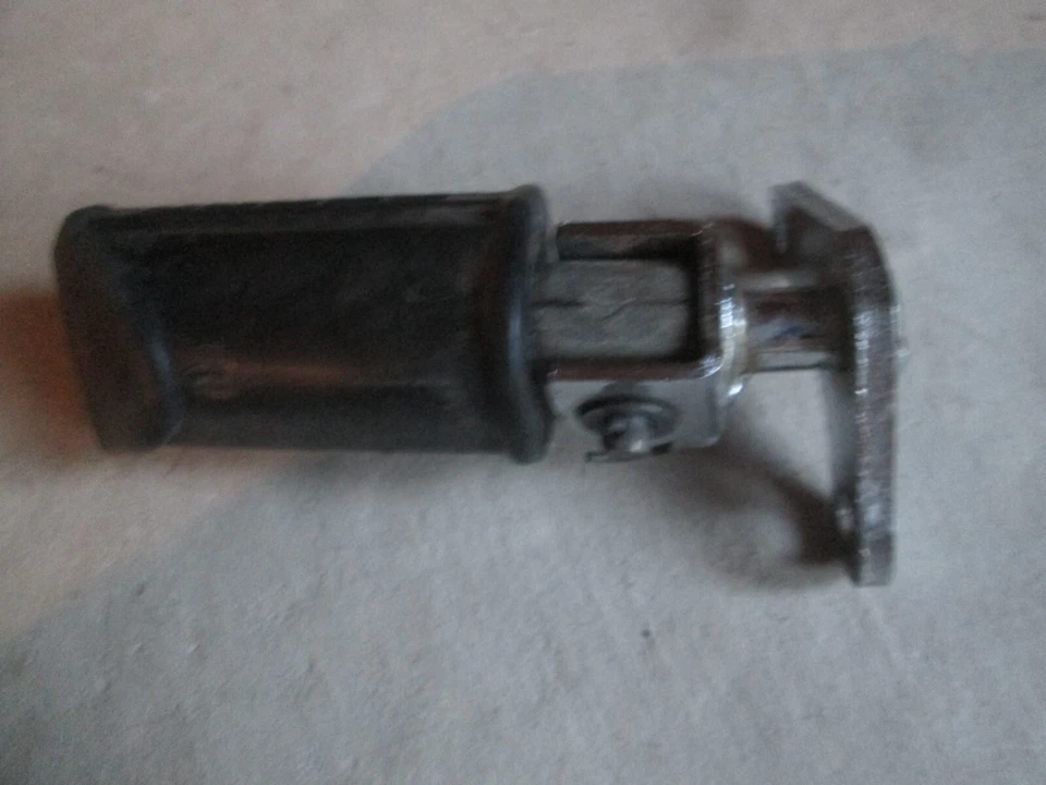 Reposapiés delantero derecho OEM SUZUKI GS400S GS450S 43510-44402 / 43550-37301 Foto 3 de 4