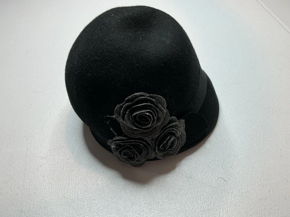 Sombrero para mujer Nine West 100 % lana negro detalle floral Foto 3 de 4