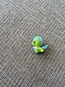 HATCHIMALS COLLECTIBLE SEASON 1 GREEN AND BLUE GLITTER WINGS PONETTE FARM 