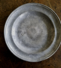 XVIIIe/XIXe Ancien plat en  étain. une réparation. Initiales au dos.  1kg125