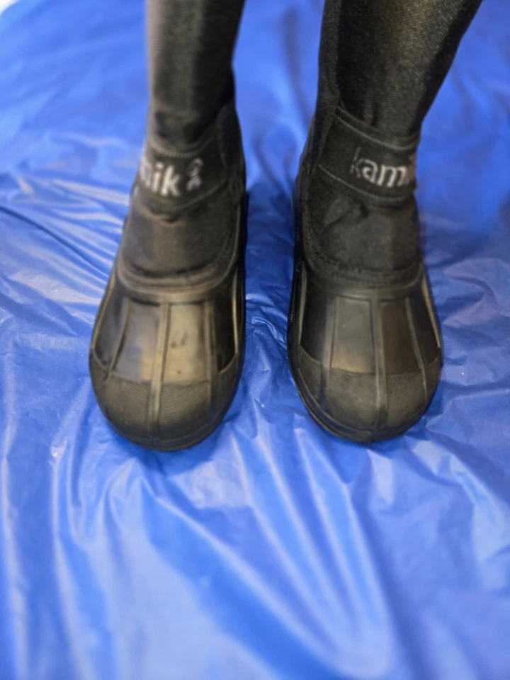 Bota de Nieve Kamik Niños Talla 5 Unisex Negra. excelente estado Foto 3 de 4