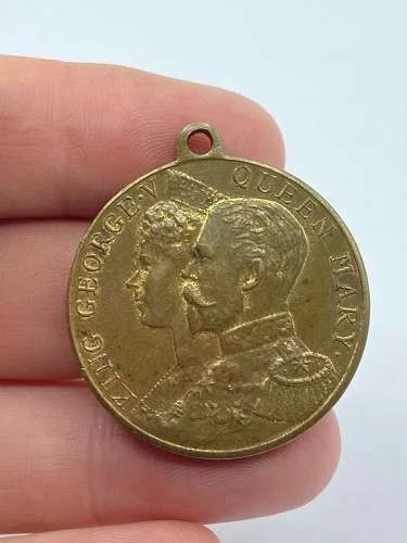 Antique 1911 King George V & Queen Mary Cocoa Coronation Commemorative Medal UK - Image 4 of 4