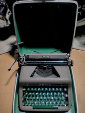 Vintage 1950's ROYAL Quiet Deluxe Manual Portable Typewriter w/case thumbnail
