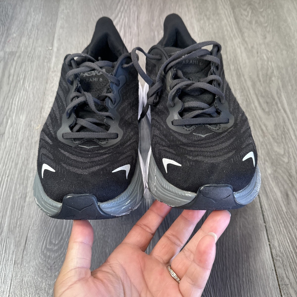 Hoka One One Arahi 6 1123194 BWHT Athletic Sneaker Mens 11 D Black Mesh Running Hoka One One Mens Arahi 6 1123194 BWHT Black Running Shoes  main image 3