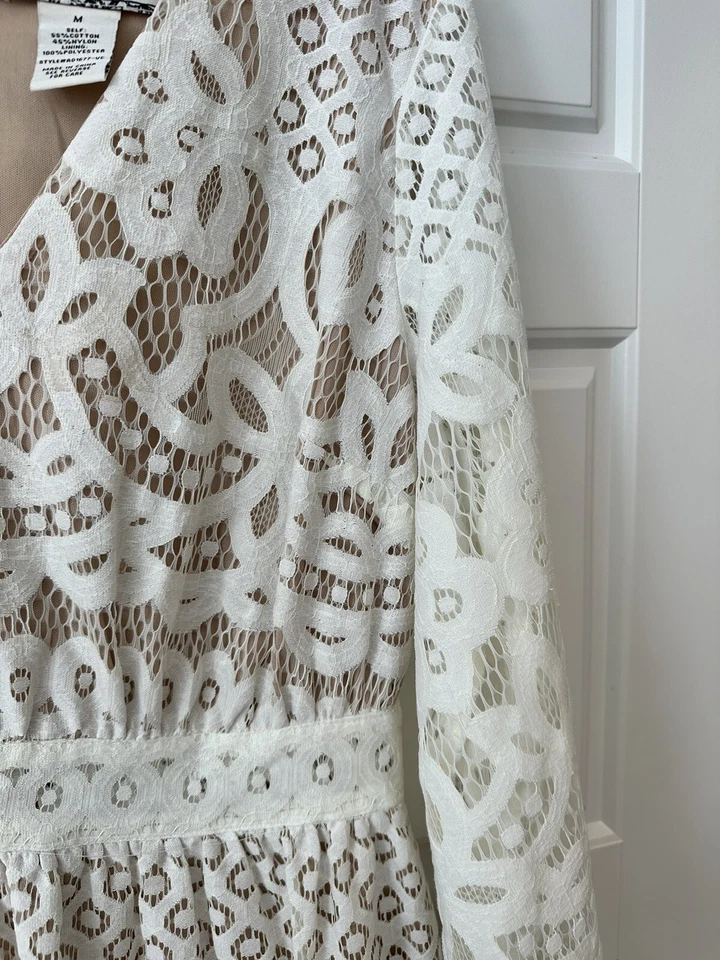 Mini vestido de novia de encaje blanco con ojales de tomate A.Calin by Flying Foto 3 de 4