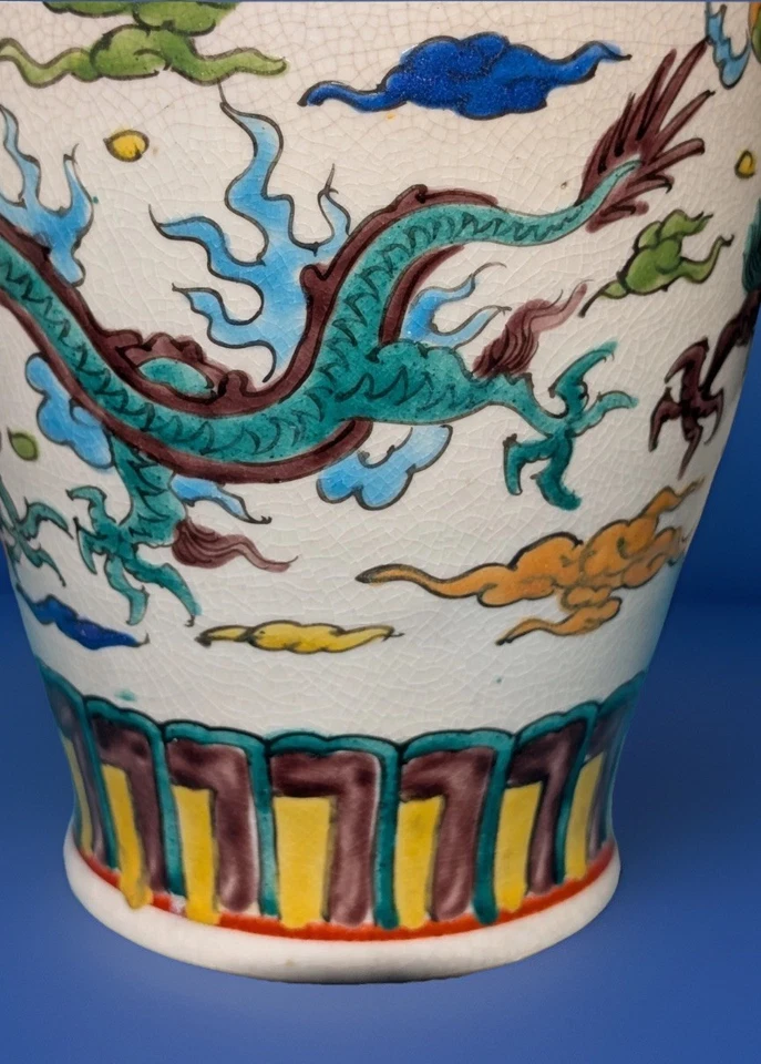 Jarrón antiguo chino de porcelana con dragón, nube de la suerte y tapa tallada en madera Foto 4 de 4