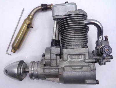 SAITO FA-65 4 TAKT FLUGMOTOR + SCHALLDÄMPFER & GLO PLUG IN GUTEM SAUBEREN ZUSTAND - Bild 1 von 4