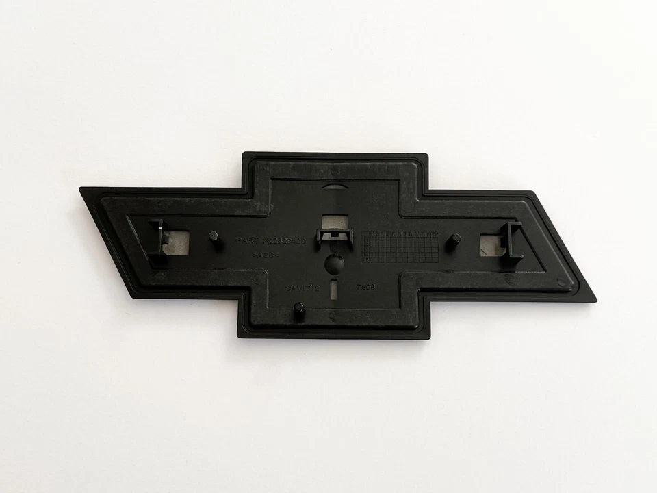 2011-2014 Silverado 2500HD 3500HD Front Bowtie Emblem Blackout OEM PT 22829420 - Image 3 of 3