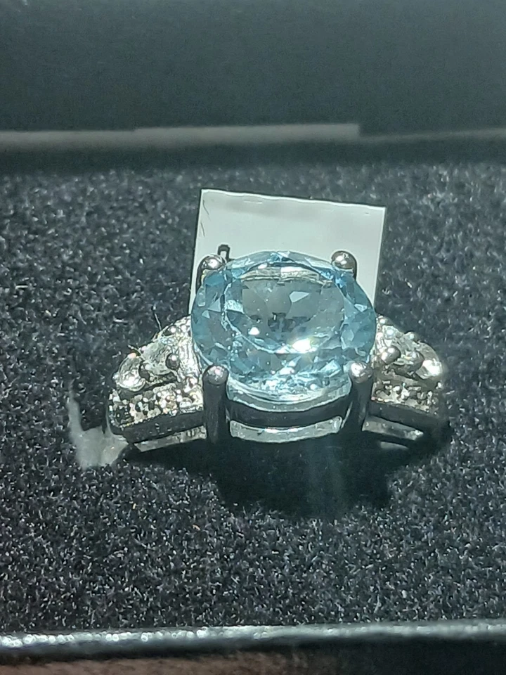 Anillo de oro blanco de 14 quilates sobre plata de ley maciza de 4,7 CTW topacio azul suizo talla 7 Foto 2 de 4