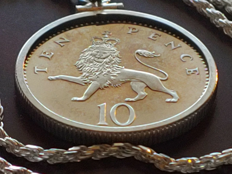 1999 ROYAL ENGLISH LION Proof pendant on an 18" Sterling Silver Rope Chain 25mm - Image 2 of 4