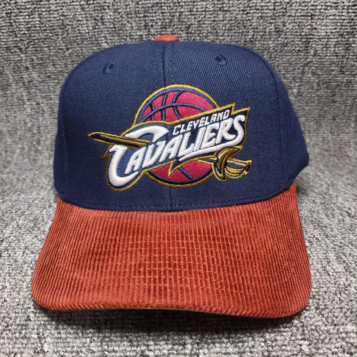 Mitchell & Ness Cleveland Cavaliers NBA Old Logo Snapback Cap Blue Red