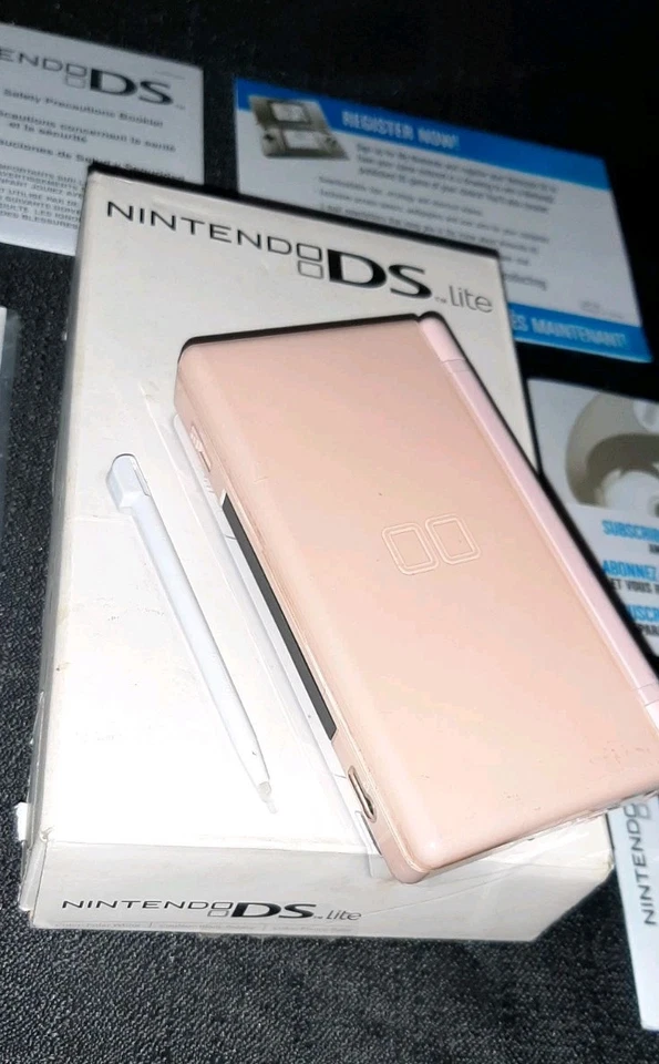 Nintendo DS Lite Rosa con Caja Stylus Papeleo Batería y Cargador, Tiene Arañazos Foto 2 de 4