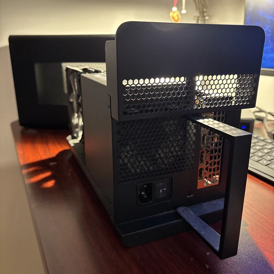 Razer Core X eGPU Gehäuse – Neuwertig – Kaufdatum 02.05.2025 – Mit Rechnung  - Bild 3 von 4