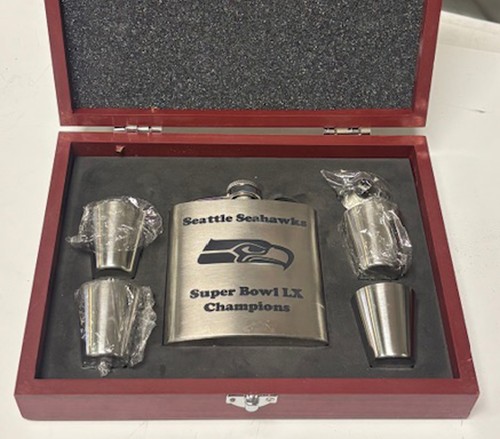 SEATTLE SEAHAWKS SUPER BOWL LX CHAMPIONS FIASCHETTA 6 OZ CON SCATOLA DI PRESENTAZIONE OPT - Foto 5 di 11