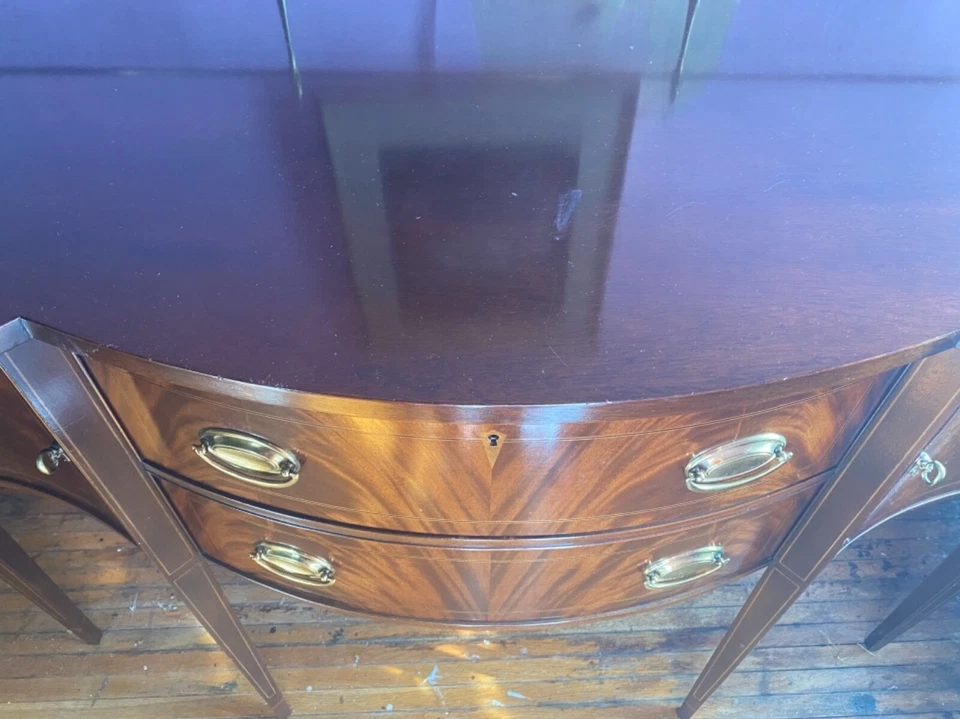 Hickory Chair Furniture Co aparador antiguo de caoba con barandilla de latón Foto 2 de 4