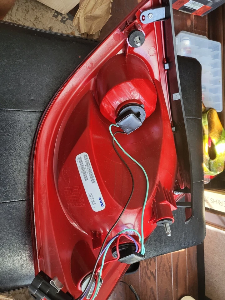 Conjunto de luces traseras TYC 11-6102-00 para 05-10 Pontiac G6 Foto 4 de 4